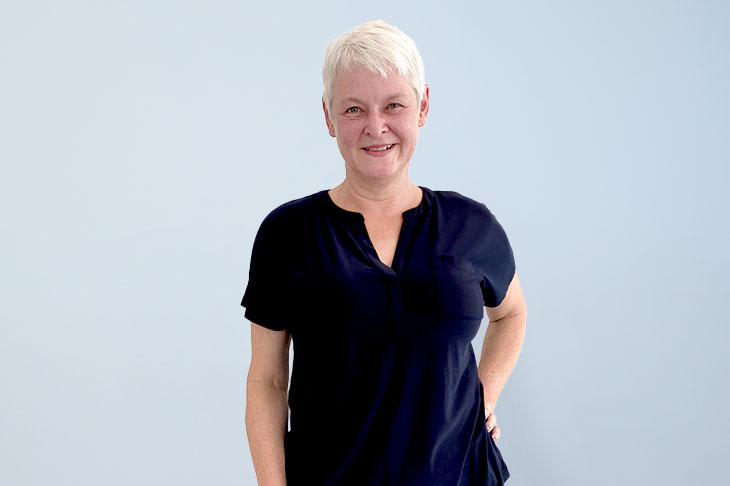 Portraitfoto von Yvonne Kabierski, Mitarbreiterin Zentrale Dienste beim Arbeitgeberverband Paritätische Tarifgemeinschaft e.V.